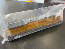 Load image into Gallery viewer, Atlas - body only - Dash 8-40B Union Pacific #1865
